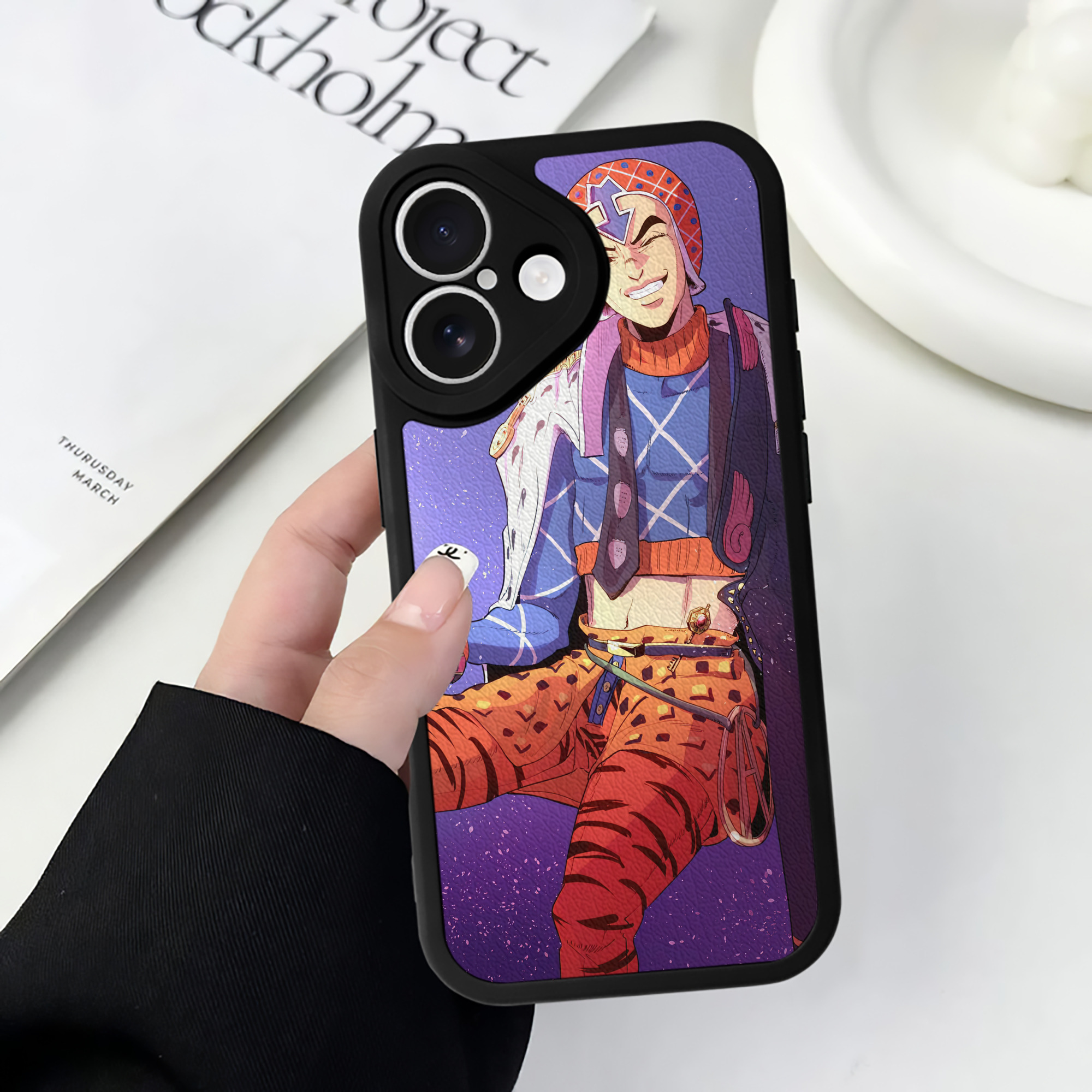 （画像用） ジョジョの奇妙な冒険 JoJo's Bizarre Adventure 【iPhone 16シリーズ対応】シリコンスマホケース（レザー調） 材質：シリコン